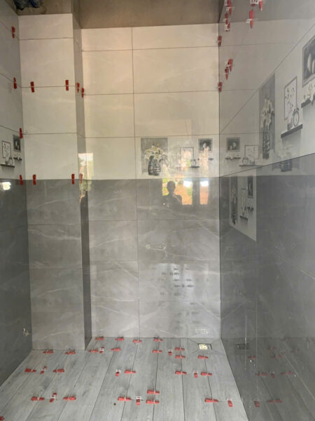 Thợ đóng gạch nền tại Gia Lai